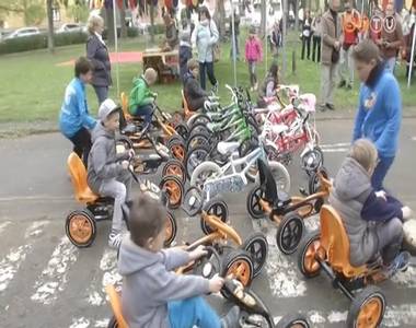 j gokartokon s tricikliken kzlekedhetnek a gyerekek a kreszparkban