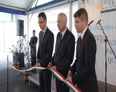 Felavatták az UNIRIV új csarnokát Csepregen Felavatták az UNIRIV új csarnokát Csepregen