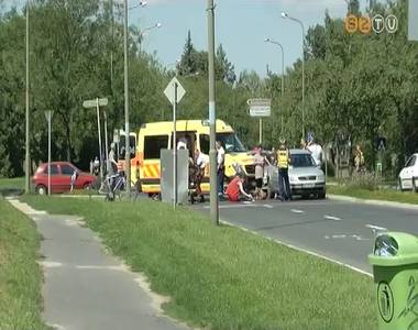 Auts ttt el biciklist a dlutni rkban az Emlkmdomb alatti tszakaszon