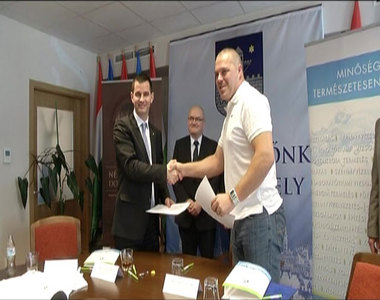 Támogatási szerződést kötött a Vasivíz Zrt. az olimpiai bajnok Pars Krisztiánnal Támogatási szerződést kötött a Vasivíz Zrt. az olimpiai bajnok Pars Krisztiánnal