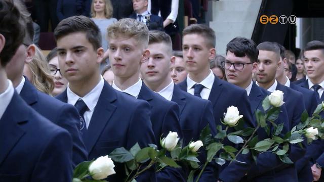 Az idei szezon els szalagavatjt pnteken tartotta a Premontrei Rendi Szent Norbert Gimnzium