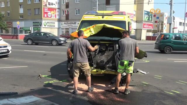 Szirnz mentaut tkztt szemlyautval a Hunyadi s a Szent Mrton sarkn