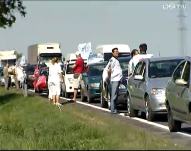 Aut�s t�ntet�s a megy�ben