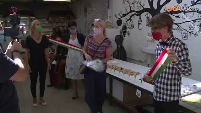 Rajzokkal teli falat avattak a Vásárcsarnokban Rajzokkal teli falat avattak a Vásárcsarnokban