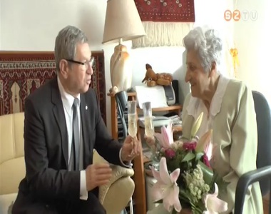 Sz�pkor�t k�sz�nt�tt v�rosunk polg�rmestere