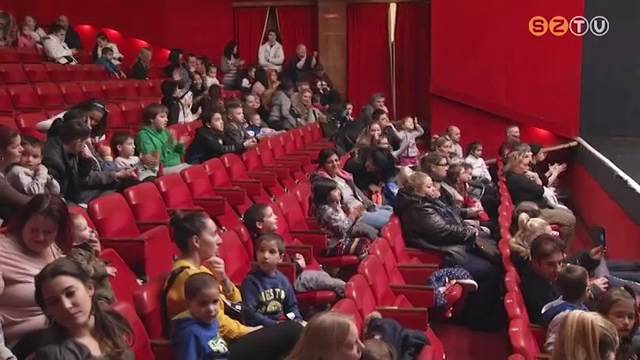 Hátrányos helyzetű családok karácsonyoztak az MMIK-ban szerdán Hátrányos helyzetű családok karácsonyoztak az MMIK-ban szerdán