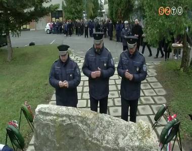 Elhunyt koll�g�ikra eml�keztek a rend�rs�gen