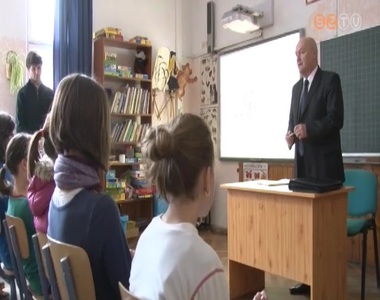 Rendhagy� t�rt�nelem�ra a Rem�nyik-iskol�ban Hende Csab�val