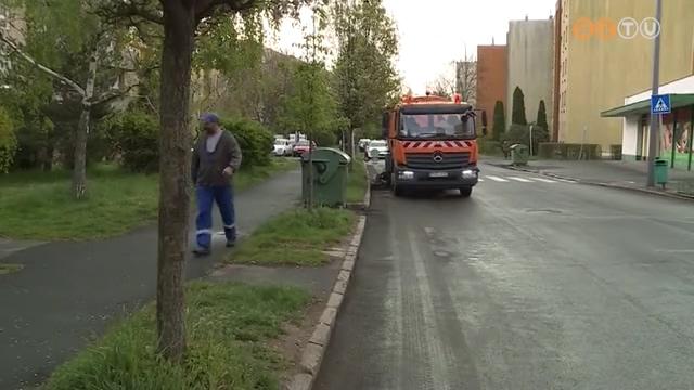 Nagytakarítás a Károly Róbert utcában Nagytakarítás a Károly Róbert utcában