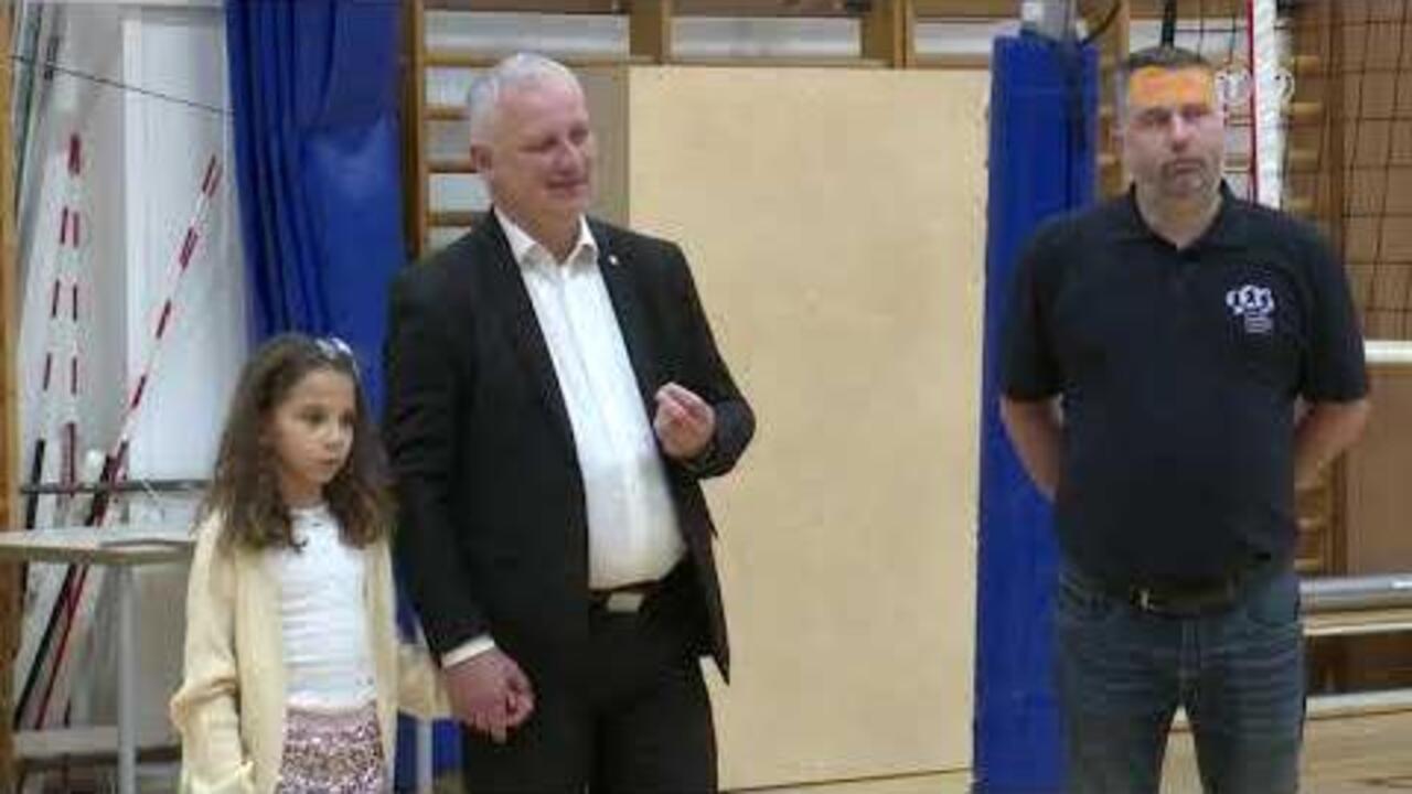 Emlktblt kapott Szendrdi Jnos egykori rplabdz a rla elnevezett tornateremben