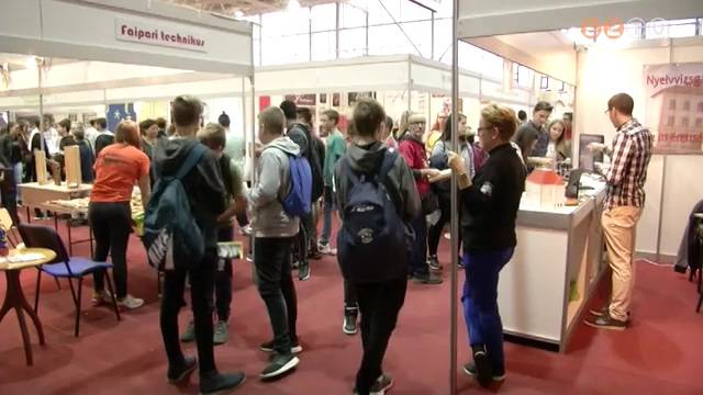 Iskolák, szakmák mutatkoznak be a végzős fiatalok pályaválasztását segítő börzén Iskolák, szakmák mutatkoznak be a végzős fiatalok pályaválasztását segítő börzén