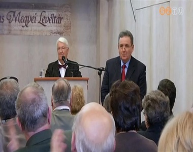 Hat�ron innen, hat�ron t�l - tanulm�nyk�tet jelent meg Tilcsik Gy�rgy sz�let�snapj�ra