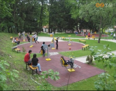 K�lt�ri fittness parkot terveznek a Cs�nak�z�-t� mell�