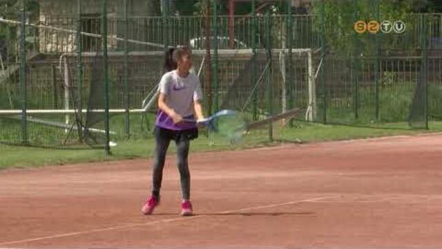 A Savaria Tenisz Club eg&eacute;sz &eacute;vben t&ouml;bb saj&aacute;t rendez&eacute;s&udblac; torn&aacute;val igyekszik n&eacute;pszer&udblac;s&iacute;teni a sport&aacute;gat