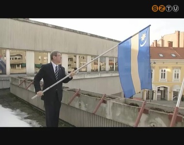 Puskás Tivadar polgármester kitűzte a székely lobogót a polgármesteri hivatal épületére Puskás Tivadar polgármester kitűzte a székely lobogót a polgármesteri hivatal épületére