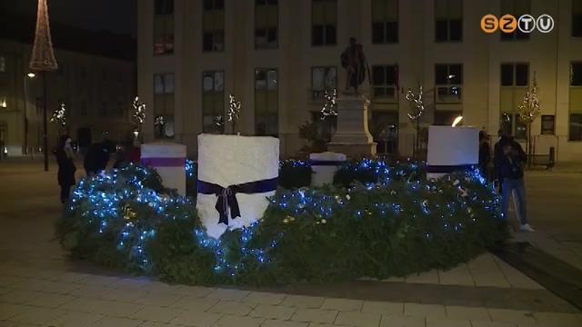 Kigyúlt az első gyertya a városi adventi koszorún Kigyúlt az első gyertya a városi adventi koszorún