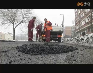 Elkezdték a Szova Zrt. munkatársai a belváros kátyúzását Elkezdték a Szova Zrt. munkatársai a belváros kátyúzását