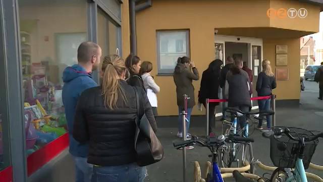 Sorra vezetnek be a vírus terjedését lassító intézkedéseket a hivatalokban is Sorra vezetnek be a vírus terjedését lassító intézkedéseket a hivatalokban is