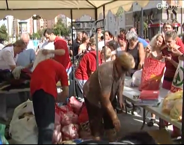 Ruhát és élelmiszert osztott a Hit Szeretetszolgálata Ruhát és élelmiszert osztott a Hit Szeretetszolgálata