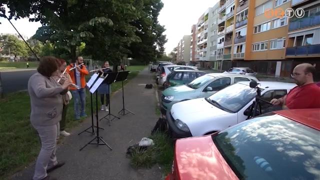 A KISZ-lakótelepen folytatódott a Savaria Szimfonikus Zenekar HangKözTér sorozata A KISZ-lakótelepen folytatódott a Savaria Szimfonikus Zenekar HangKözTér sorozata