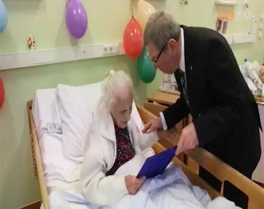 A 105 �ves V�gh Em�nueln�t k�sz�nt�tte Pusk�s Tivadar polg�rmester