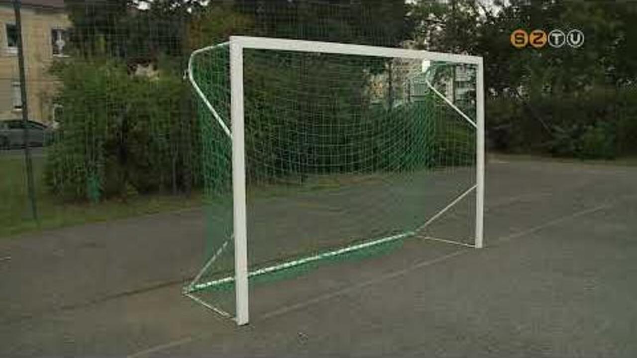 Meg�jultak a focikapuk a Gayer park egyik sportp�ly�j�n