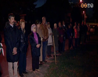 Negyvenn�gy m�cses �gett szombat este a  B�ke t�ren