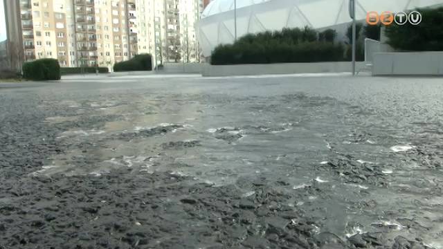 Az éjszakai fagyok miatt több helyen csúszóssá váltak a járdák Az éjszakai fagyok miatt több helyen csúszóssá váltak a járdák