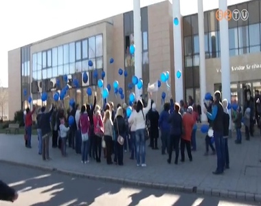 2008 �ta �nneplik �prilis 2-�n az autizmus vil�gnapj�t