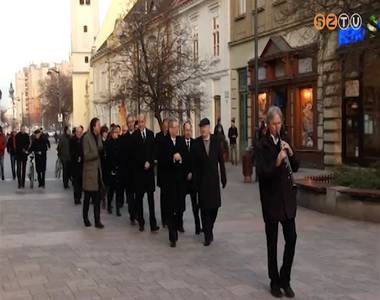 Kegyeleti megeml�kez�st tartottak Szombathely bomb�z�s�nak 71. �vfordul�j�n