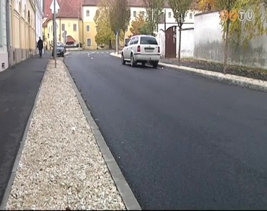 Megnyitott�k a forgalom el�tt a fel�j�tott Ar�na utc�t