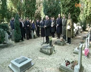 Both B�l�ra eml�keztek a J�ki �ti temet�ben