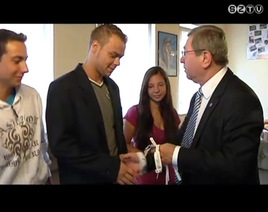 Karneváli belépőjegyeket ajándékozott a séi SOS-házak lakóinak Puskás Tivadar polgármester Karneváli belépőjegyeket ajándékozott a séi SOS-házak lakóinak Puskás Tivadar polgármester