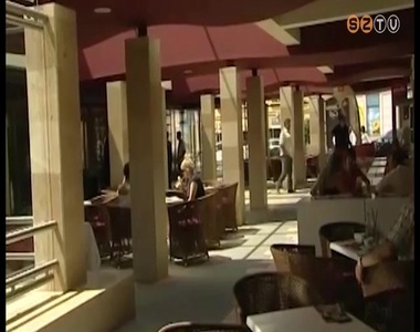 H�tv�genk�nt �jra d�jtalanul v�rja vend�geit az Agora kertmozi