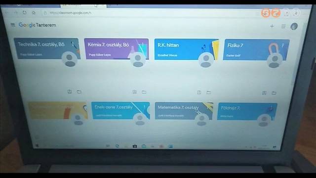 Az iskolákban néhány hete online oktatás folyik Az iskolákban néhány hete online oktatás folyik