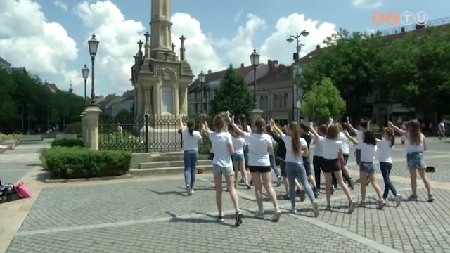 Keresztény szellemiségű villámcsődületet rendeztek a Fő téren Keresztény szellemiségű villámcsődületet rendeztek a Fő téren