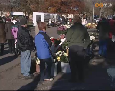 T�bb t�zezren keresik fel ezekben a napokban a szombathelyi temet�ket