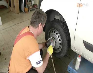 Aktu�lis a ny�ri aut�gumira v�lt�s