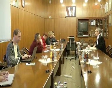 �jszak�ba ny�l�, vit�kkal tark�tott k�zgy�l�s volt a h�tf�i