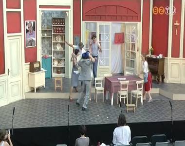 A d�lolasz kispolg�rok vil�g�ba kalauzolja el a n�z�t id�n a karnev�lsz�nh�z