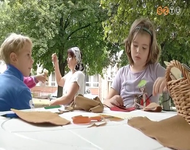 M�r az iskol�ra k�sz�lnek a gyerekek a Gyermekek H�z�ban, az Agora idei utols� ny�ri t�bor�ban