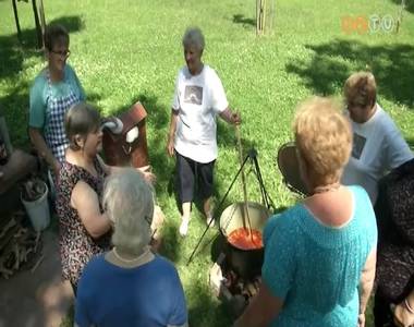 Kerti parti az id�sek klubj�ban