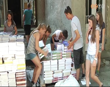 Augusztus negyedike �ta sz�ll�tja az iskol�kba a k�nyveket a tank�nyvell�t�