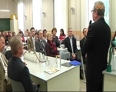 Szakoktatók ismerkedtek a természettudományos laborral a Kanizsai Gimnáziumban Szakoktatók ismerkedtek a természettudományos laborral a Kanizsai Gimnáziumban