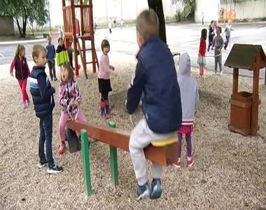 �tmenetileg bek�lt�z�tt az Ar�na �voda a volt p�sp�ki iskola �p�let�be