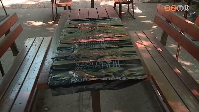 Már a Parkerdei büfében is kapható SZOMHULL logós fekete szemetes zsák Már a Parkerdei büfében is kapható SZOMHULL logós fekete szemetes zsák