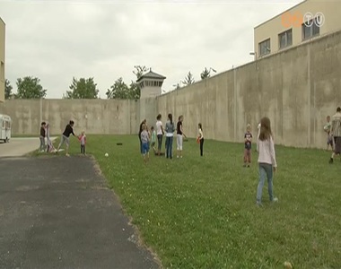 Gyerekzsivajt�l hangos a b�rt�n k�ls� udvara