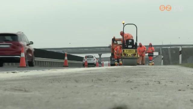 Figyelmetlen autósok egyre gyakrabban sodorják veszélybe a közutak mentén dolgozó munkásokat Figyelmetlen autósok egyre gyakrabban sodorják veszélybe a közutak mentén dolgozó munkásokat