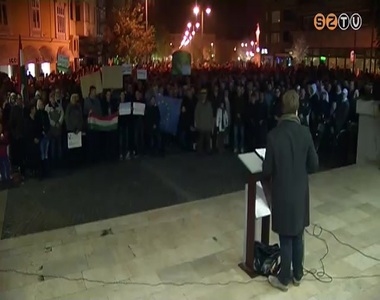 Szombathelyen is t�ntettek az internetad� ellen