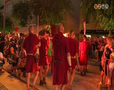 Fellobbant a l�ng �s ezzel kezdet�t vette a Savaria T�rt�nelmi Karnev�l